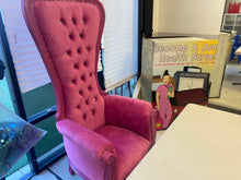 Load image into Gallery viewer, Queen Throne (Pink)